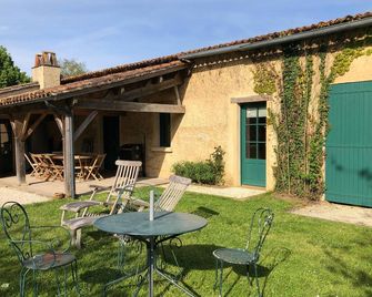 In a green setting, pretty farm (producing walnuts and strawberries), swimming pool - Val-de-Louyre-et-Caudeau - Patio