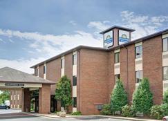 Days Inn & Suites by Wyndham Hickory - Hickory - Bâtiment