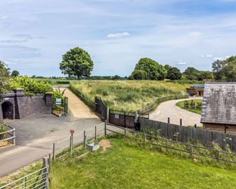 The Shepherds Hut at Bridge Lake Farm & Fishery - Banbury - Outdoors view
