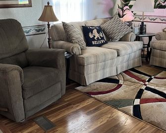 Bigfoot hideaway at Lake Ft.Gibson - Wagoner - Living room
