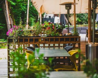 Utopia Hotel - Masnuy-Saint-Jean - Patio