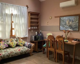 Sunbeam, two bedrooms, AA, Starlink, rustic pool, gardens, orchard. - Tapachula - Living room