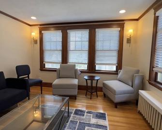 Tranquil Renovated 3br Allston Condo + Parking , Close To Harvard/Bu/Bc/Mit! - Boston