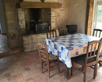 Small stone house near a pond - Sainte-Suzanne-et-Chammes - Comedor