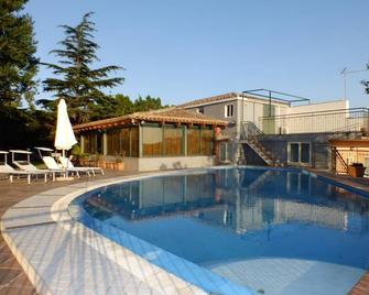 Valle Degli Ulivi - Motta Sant'Anastasia - Piscina