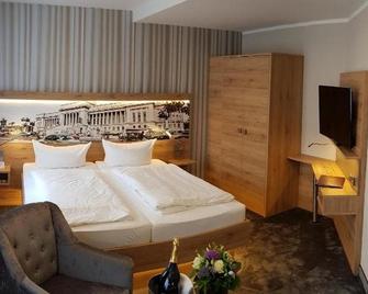 Hotel Schwarzer Adler Stendal - Stendal - Camera da letto