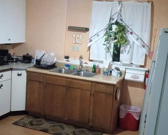 Cozy 3 bedrooms home. - Toledo - Kitchen