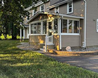 Island Life 2! 2024 remodeled home on Private Waterfront Kent Island Estate - Stevensville - Edificio