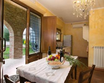 Pretty Farmhouse in Castel del Piano With Terrace - Montenero d'Orcia - Comedor