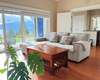 Blue House - Gibsons - Living room