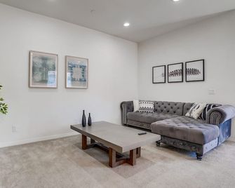 Cozy Entire 2 Bedroom Townhouse - Temple City - Living room