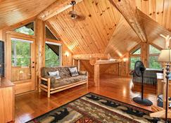 Beautiful Log home-Lake Superior view, peaceful, wooded, private, convenient - Beaver Bay - Living room