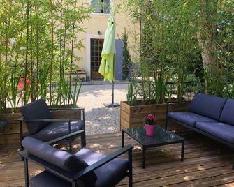 Beautiful studio 3 near Avignon with swiming pool - Le Pontet - Patio