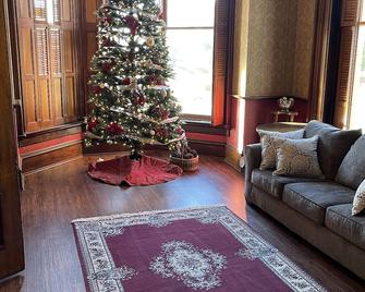 The Renwick Mansion - One of Davenport's finest historic properties - Davenport - Living room