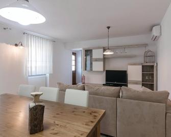 Lovely Home In Sela Na Krasu With Sauna - Bukovica - Sala de estar