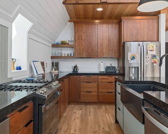 Sleeps 15, Stunning A-Frame Retreat with Jaw Dropping Views - Mount Pleasant - Kitchen