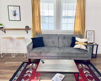 Black Bear Cabin: Arcade, Inflatables, Fishing - Guntersville - Living room