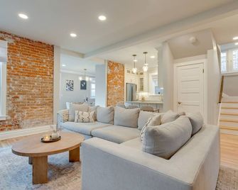Hot Tub, Fire Pits Ideally Located Denver Home! - Denver - Sala