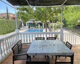 Villa with private pool, barbecue and WIFI - Navalcarnero - Balkon