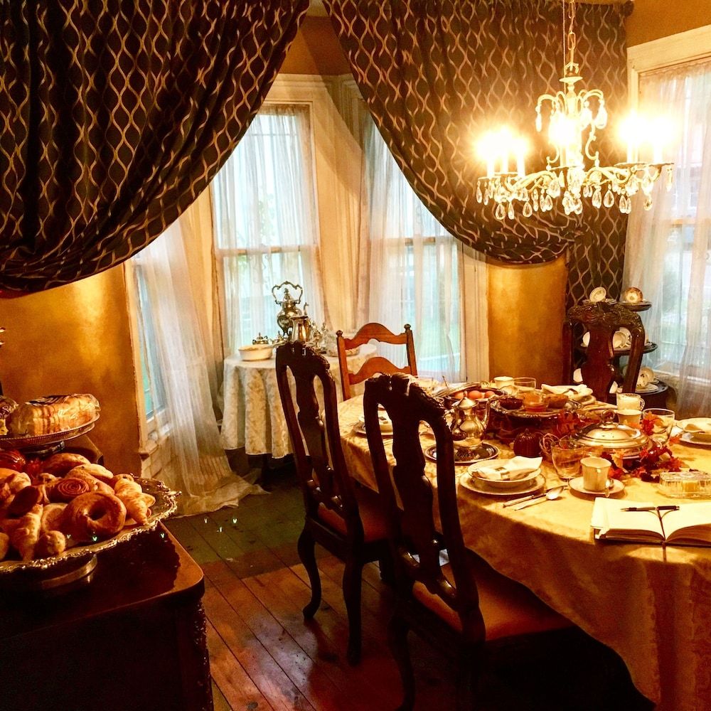 Walk to Everything-Attic Room - ניאגרה פולס - חדר אוכל