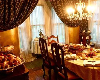 Walk to Everything-Attic Room - ניאגרה פולס - חדר אוכל