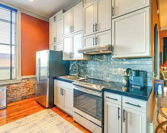 Walkable Wytheville Loft on Main Street! - Wytheville - Kitchen