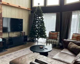 Lakeside Escape W/Hot Tub & King Bed Comfort - Alpena - Huiskamer