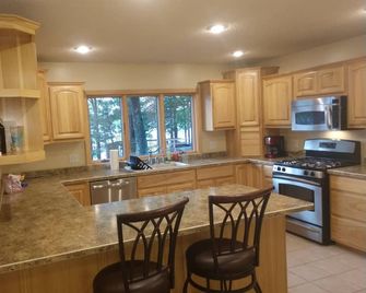 Home on Sunset Lake. 3Bed/3Bath. - Free pontoon use for fall 2026 rentals. - Aitkin - Kitchen