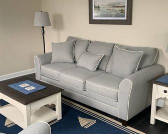 Charming and Newly Renovated 2-bedroom apartment in Fabulous Margate City, NJ - Margate City - Living room