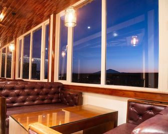 Summit North Star Hotel with Swimming Pool - Gangtok - Restaurant