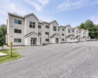 Ski-in/ski-out condo near the slopes with pool, fast WiFi & garden-level patio - Warren - Building