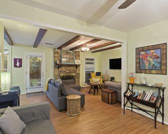 Private Home Near Beaches and Downtown Charleston! Pet friendly! Sleeps 10 - Mount Pleasant - Living room
