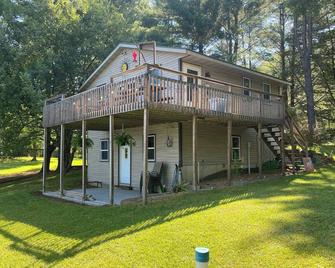 cottage on a lake (3 bedrooms and 2 bathrooms) - Evart - Edificio