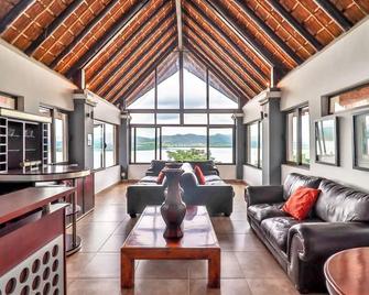 Galagos Lodge - Hartbeespoort - Living room