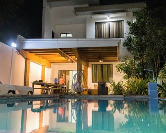 A beach house (shared space) and a romantic place during sunset! - Naval - Pool