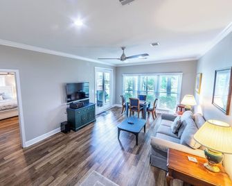 3 Br/4ba With Additional Kids Bunk Room. - Greensboro - Obývací pokoj