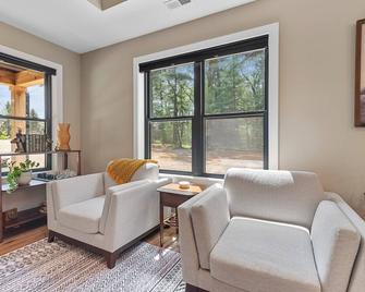 Rifugio Graziella, King Bed, Hot Tub, Sauna, Soaking Tub, Fireplace, Ev+, Luxury - Baraboo - Living room