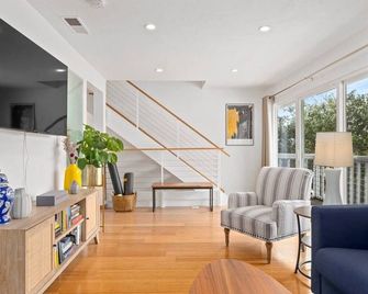 3 bedroom home - walk to Twin Lakes & Harbor! - Santa Cruz - Sala de estar