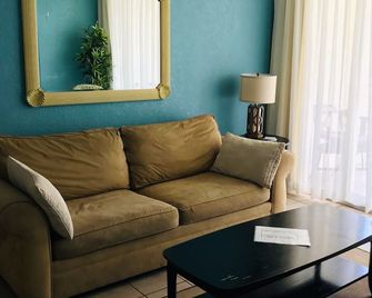 Two-bedroom, two-bath condo close to the Ocean. Full kitchen, living r & balcony - Cayo Hueso - Sala de estar