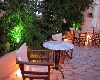 Donna's House Santorini - Pyrgos Kallistis - Patio