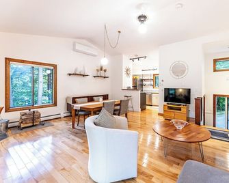 Vermont get-away end unit townhouse nestled in the trees - Quechee - Obývací pokoj