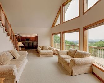 Gordonsville Retreat: Deck w/ Spectacular Views! - Gordonsville - Living room