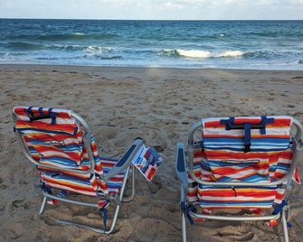 Fun-Sized Haven! Shared Heated Pool n Spa! Beach 1.4 mi! Walkable to Food n Fun - Fort Lauderdale - Beach