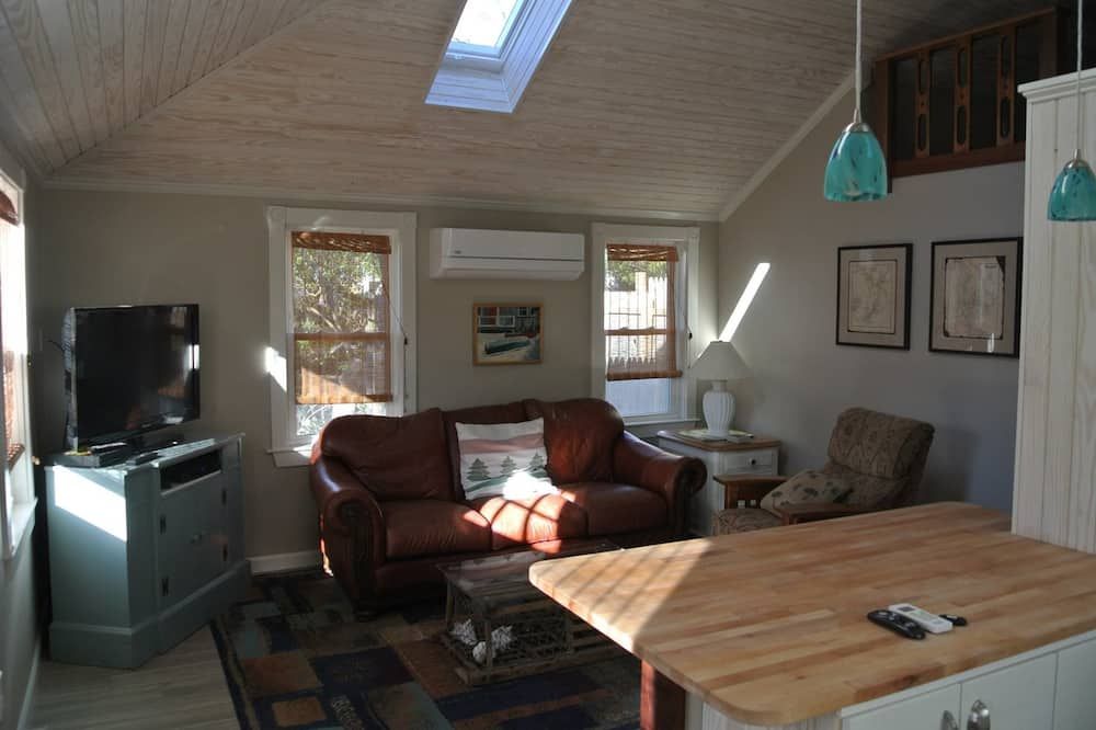 Charming Cottage near the Beaches in Historic Wakefield, RI