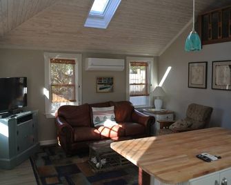 Charming Cottage near the Beaches in Historic Wakefield, RI - Wakefield - Sala de estar