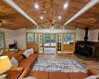 Beautiful Cozy Cabin with Hot Tub and Fire Pit near Haverhill, New Hampshire - Haverhill - Living room