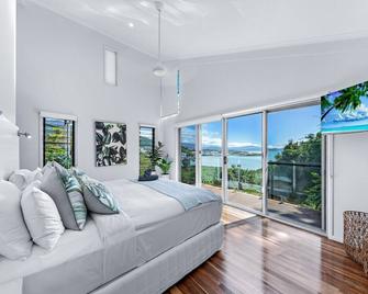 Mandalay Escape, Seclusion & Serenity With A Pool - Airlie Beach - Bedroom