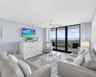 Beachfront condo with views of beach, pool and grill - Marco Island - Living room