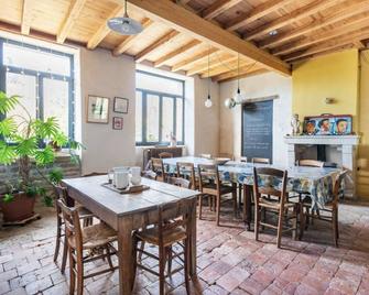 Beautiful artist's house in canalside village - Beurizot - Restaurante