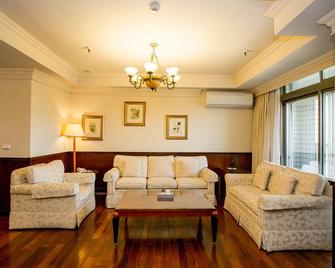 Jiuwu Hotel - Luodong Township - Living room
